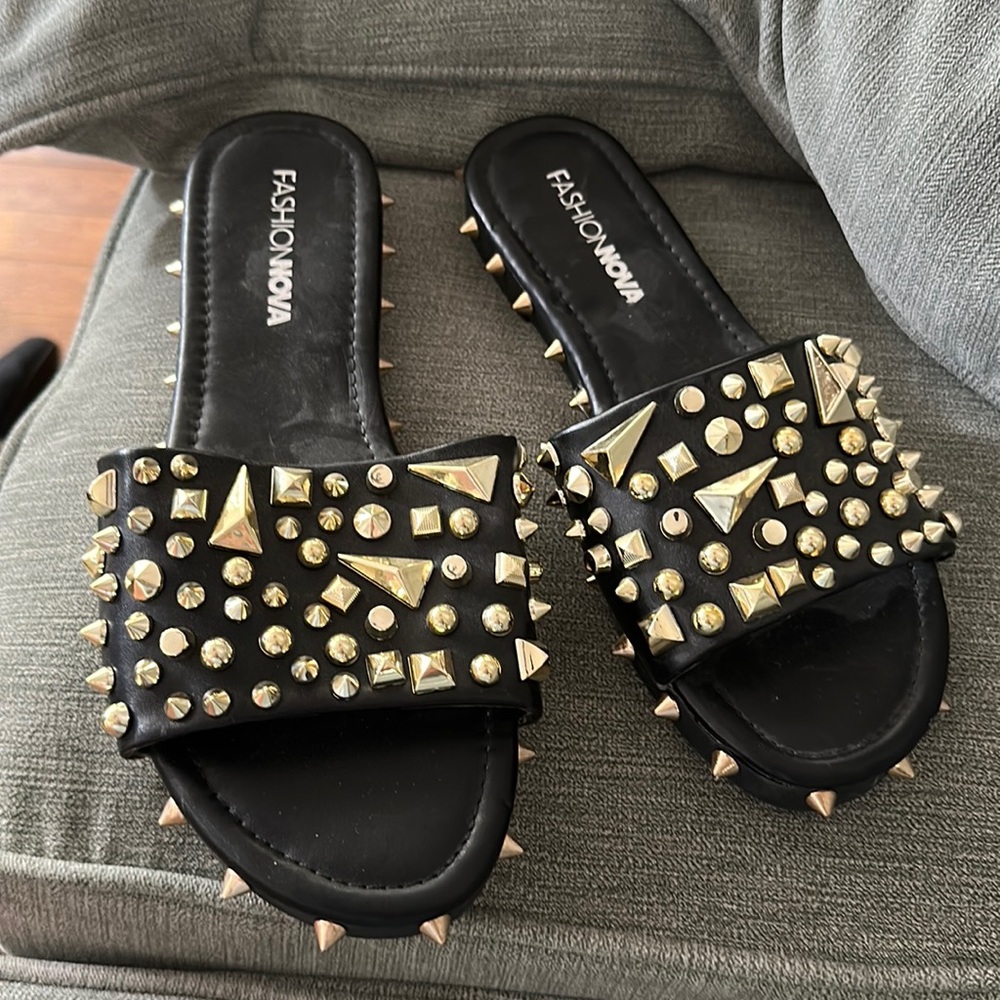 Excellent like new condition Fashion Nova slides